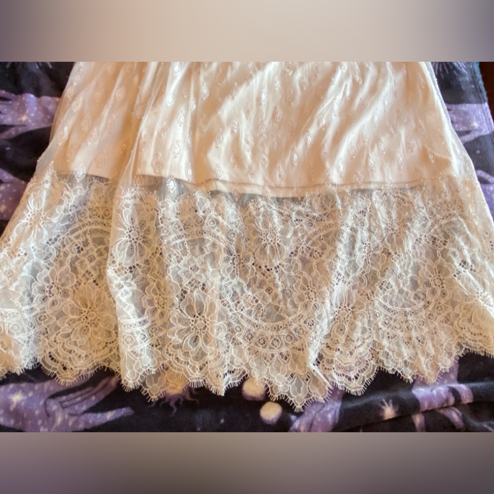 Gorgeous lace midi skirt, size 14 with zipper and button and attached slip. - Picture 3 of 9